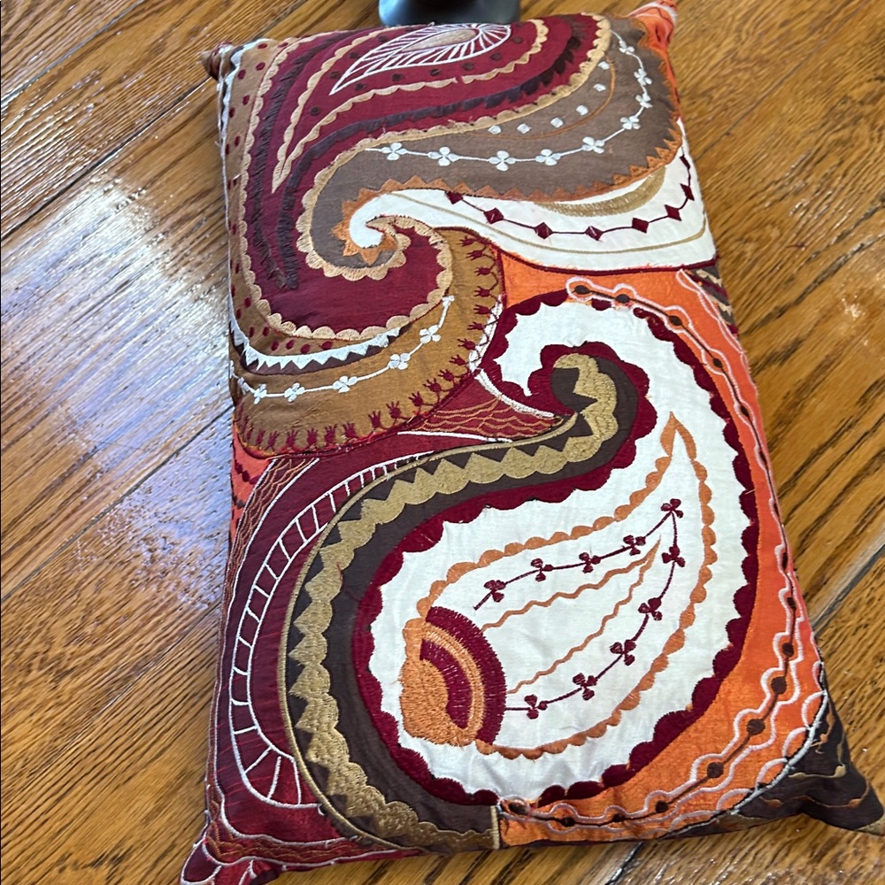 Pier 1 lumbar pillow and cover. ZIP opening on back. Polyfil pillow included. - Picture 8 of 8